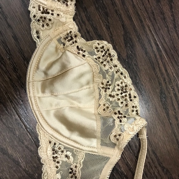 Elle Macpherson Bra - Picture 2 of 3